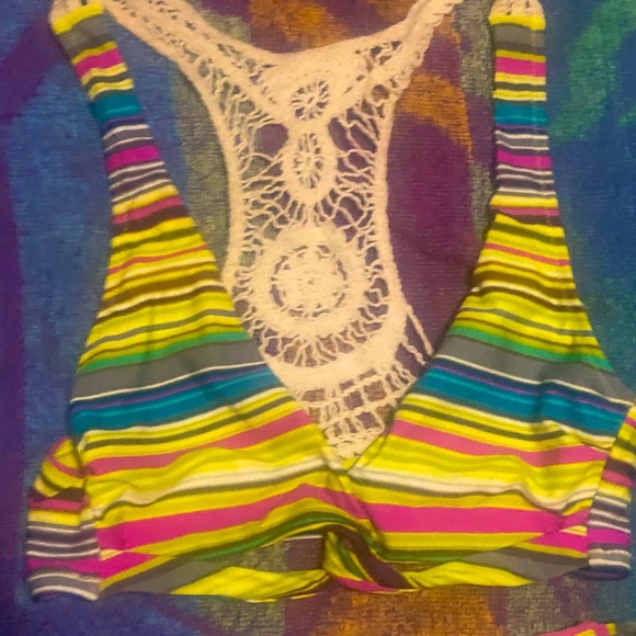 3 pieces! 2 bottoms (med and large) and Med top bikini - Picture 3 of 4